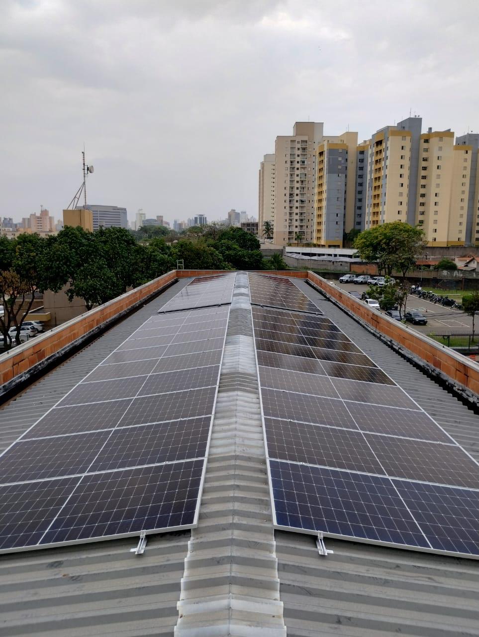 Galpão comercial — sistema de grande porte Grande usina solar cobrindo o telhado de galpão comercial