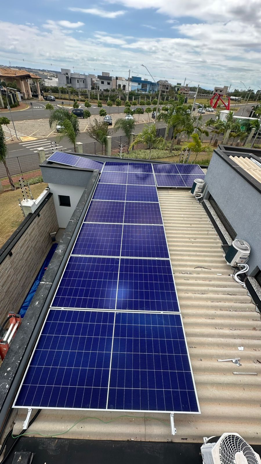 Condomínio fechado — geração para consumo residencial Painéis solares em cobertura de casa em condomínio fechado em Campinas