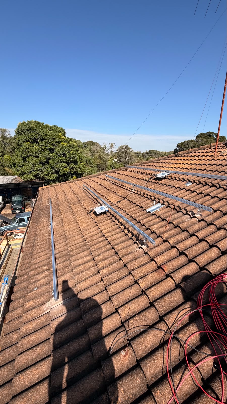 Estruturas, fixação e microinversores Estruturas de fixação e microinversores instalados em telhado residencial