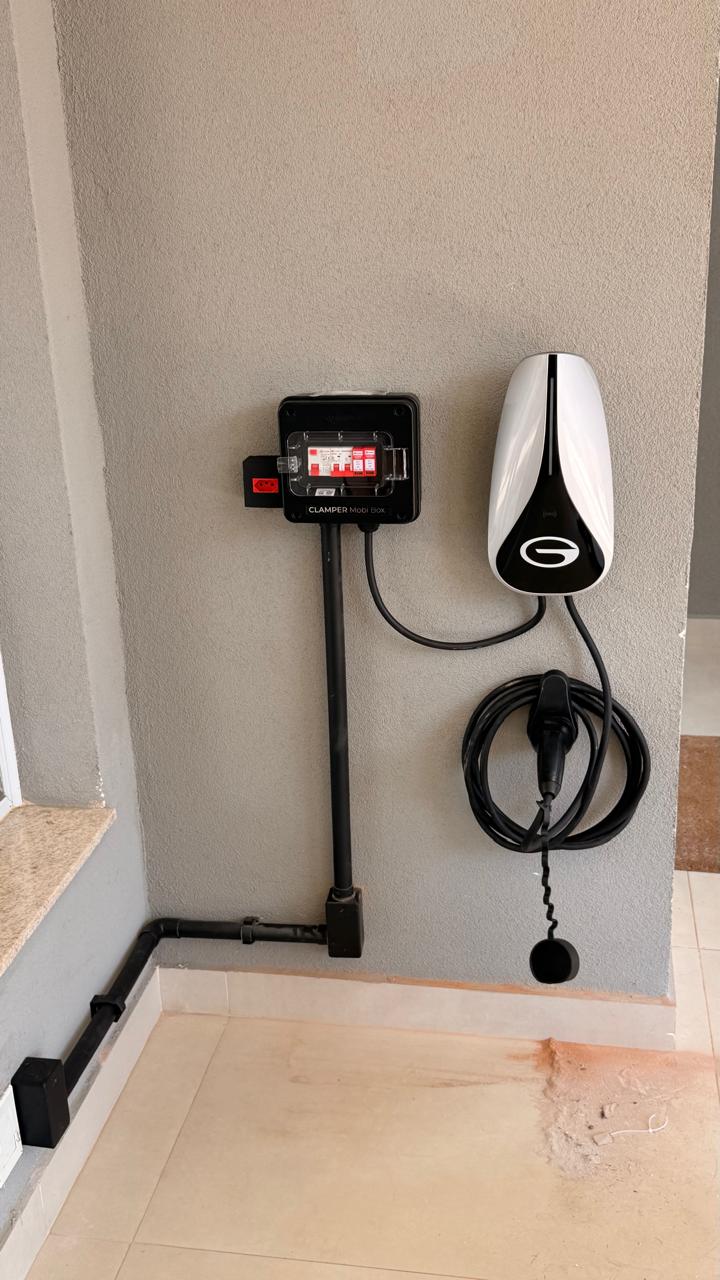 Carregador veicular e proteção elétrica Carregador para carro elétrico instalado com quadro de proteção elétrica