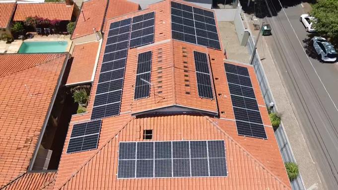 Residência de alto padrão — vista aérea da usina Vista aérea de painéis solares em casa de alto padrão em Campinas e região