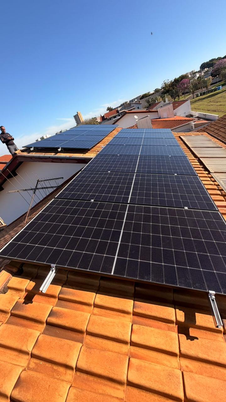 Instalação real de painéis solares da DaySun em telhado residencial em condomínio
