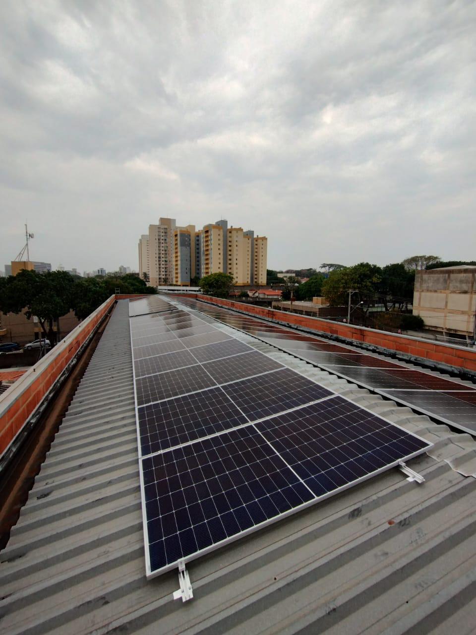 Empresa — redução de custo operacional Painéis solares em telhado metálico de empresa em Campinas e região