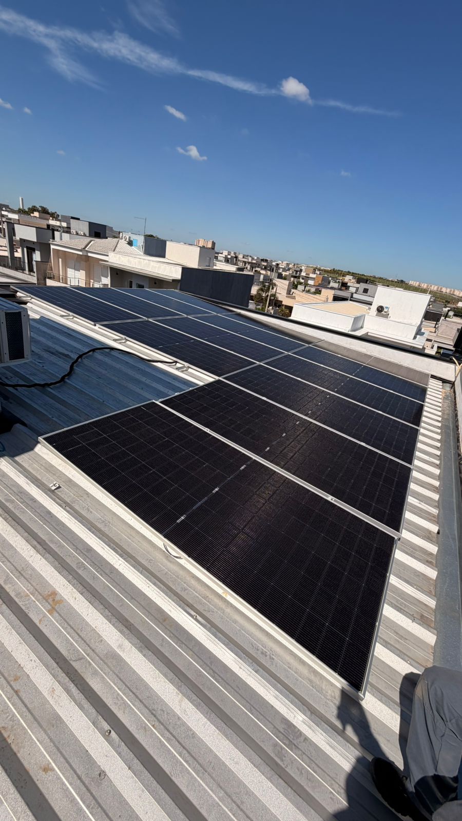 Casa em condomínio — telhado metálico Energia solar instalada em telhado metálico de casa em condomínio